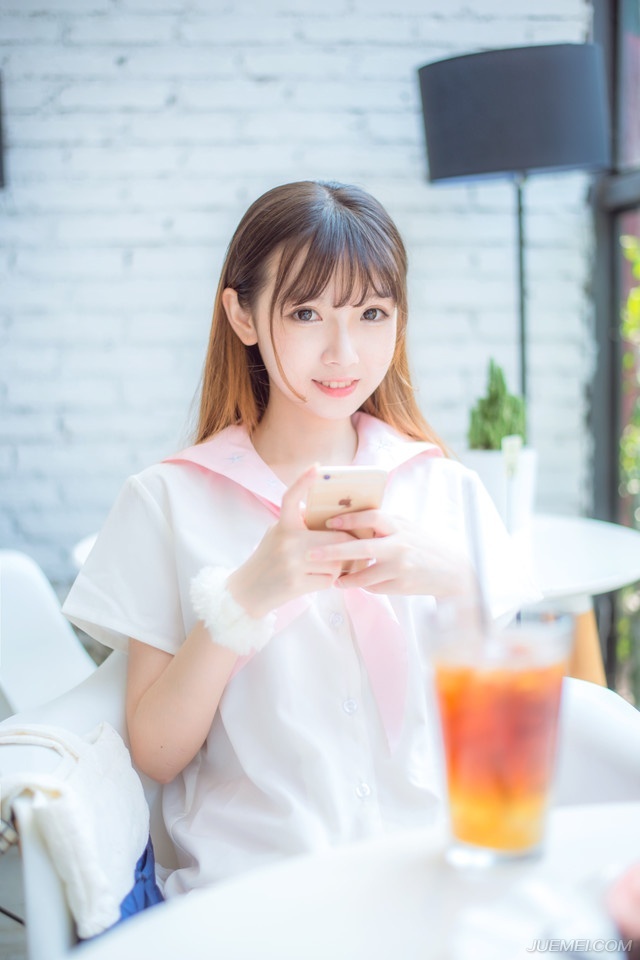 因为不配，忽然自卑，说声失陪。